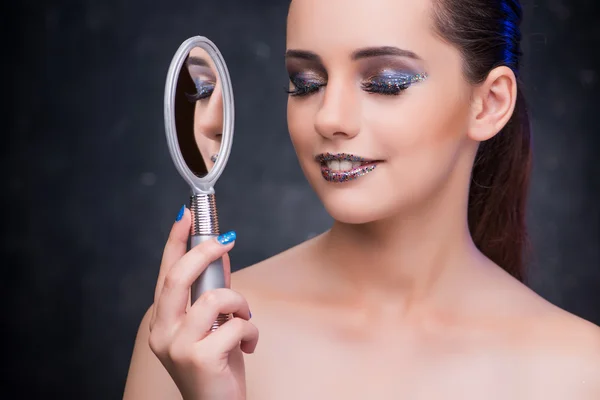 Молода жінка з маленьким дзеркалом в концепції краси — стокове фото