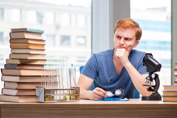 Junge Studentin müde und erschöpft bereitet sich auf Chemie-Prüfung vor — Stockfoto