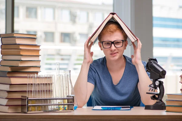 Jonge student moe en uitgeput voorbereiding voor scheikunde examen — Stockfoto