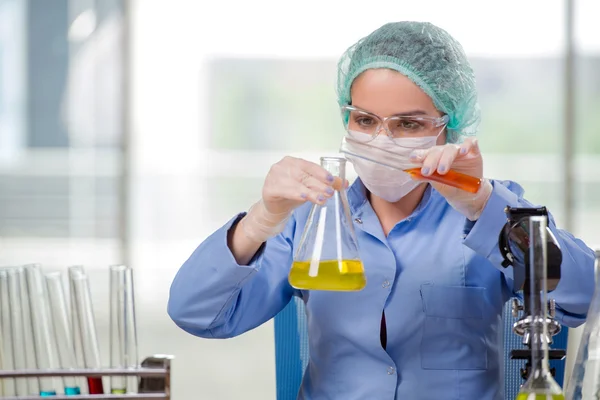 Química mujer trabajando en el laboratorio — Foto de Stock