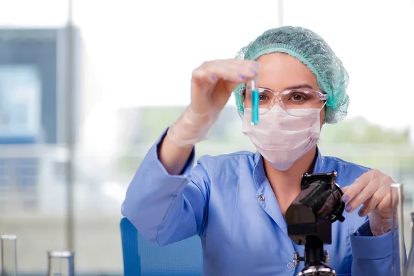 Chimica donna che lavora in laboratorio — Foto Stock