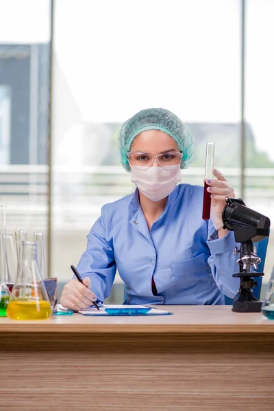 Chimica donna che lavora in laboratorio — Foto Stock