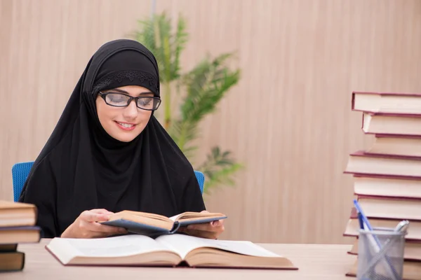 Woman muslim student preparing for exams — Stock Photo, Image