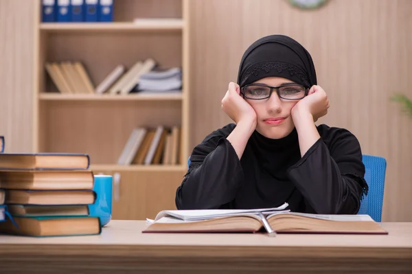 Woman muslim student preparing for exams — Stock Photo, Image