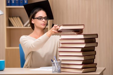 Üniversite sınavlarına hazırlanan genç öğrenci.