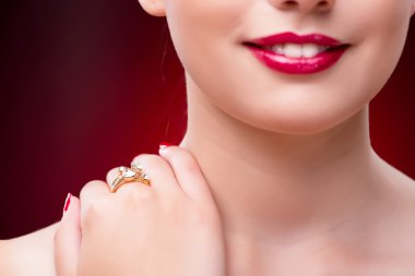 Takı ile glamourous kavramı kadında