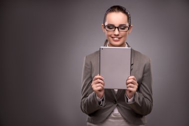 Tablet bilgisayarla çalışan genç iş kadını