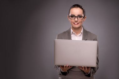 Genç işkadını iş kavramı içinde laptop ile çalışma