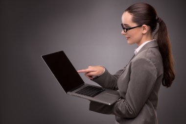 Genç işkadını iş kavramı içinde laptop ile çalışma