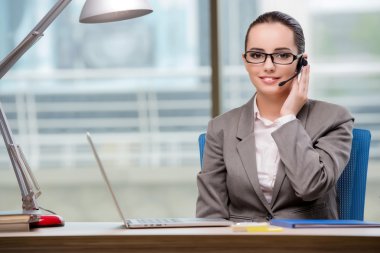 Masasında çalışan çağrı merkezi operatörü