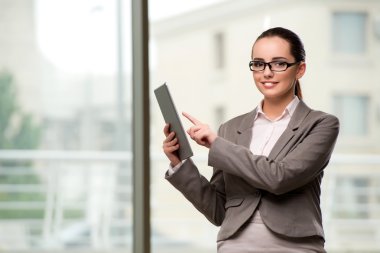 Tablet bilgisayarla çalışan genç iş kadını