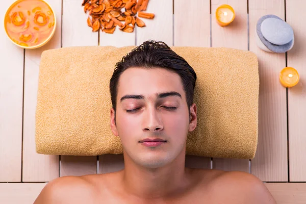 Bello uomo durante la sessione spa — Foto Stock