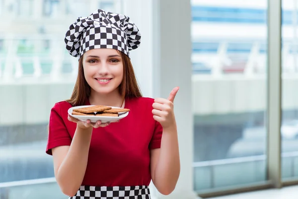 Unga kocken förbereder cookies i köket — Stockfoto