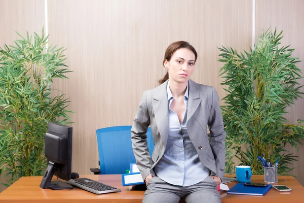 Женщина в состоянии стресса работает в офисе — стоковое фото