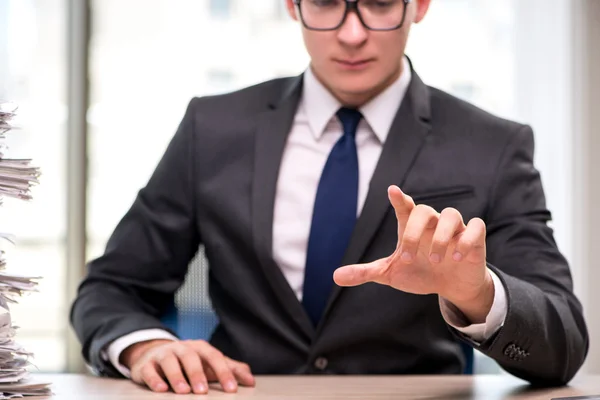 Joven empresario presionando botones en concepto de negocio —  Fotos de Stock