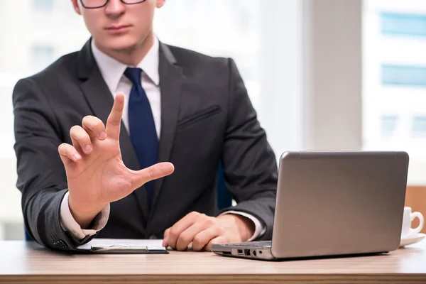 Joven empresario presionando botones en concepto de negocio — Foto de Stock