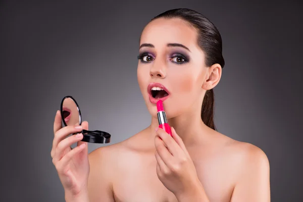 Joven hermosa mujer en el concepto de maquillaje — Foto de Stock