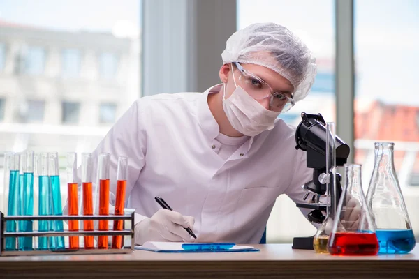 Joven químico trabajando en el laboratorio —  Fotos de Stock