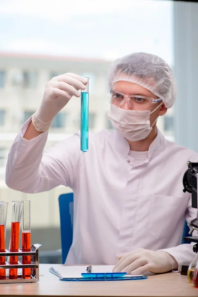Hombre trabajando en el laboratorio químico en el proyecto de ciencia — Foto de Stock