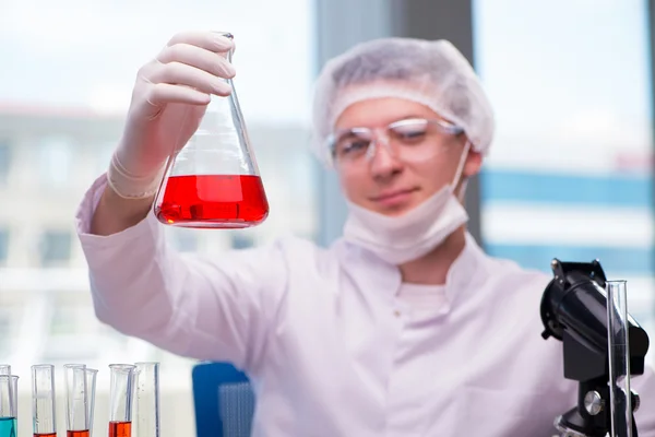 A szakkör kémiai laborban dolgozó férfi — Stock Fotó