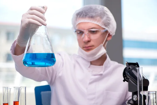 Jovem químico trabalhando no laboratório — Fotografia de Stock