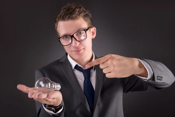 Joven hombre de negocios con bombilla en concepto de idea —  Fotos de Stock