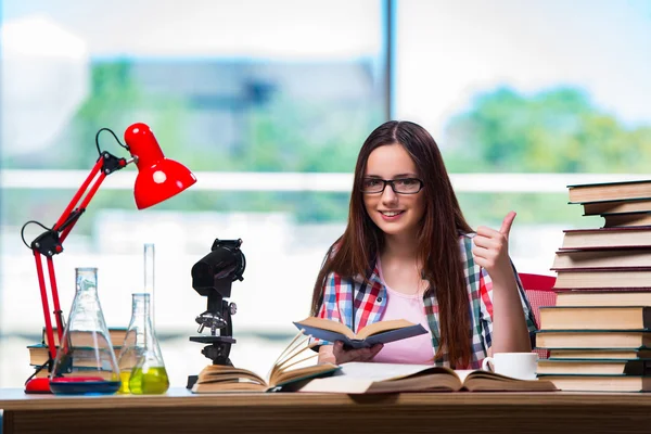 Studente donna che si prepara per gli esami di chimica — Foto Stock