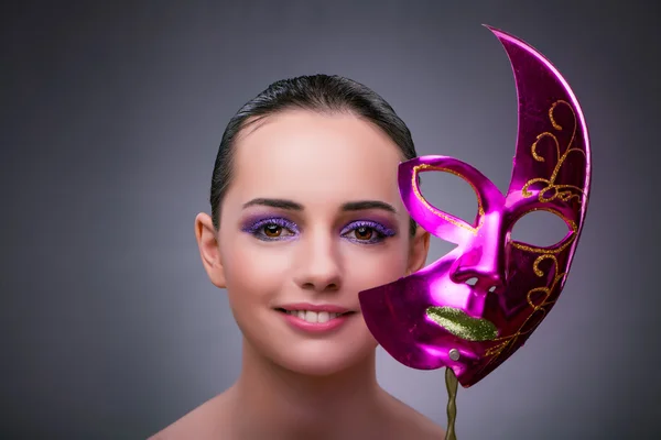 Karnaval maskesi olan kadın — Stok fotoğraf