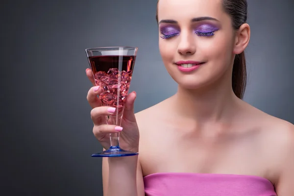 Ładne kobiety picie czerwony koktajl — Zdjęcie stockowe