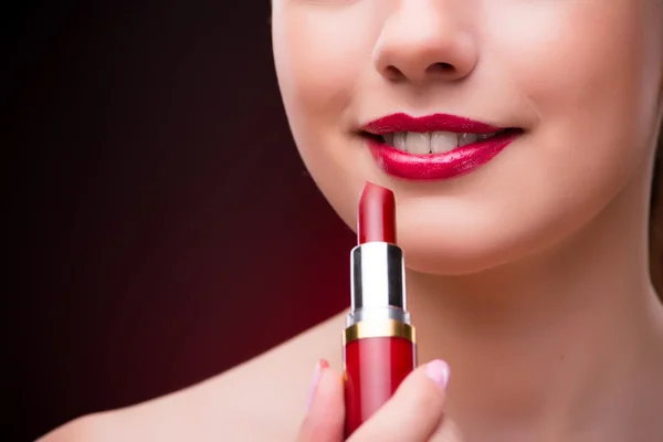 Donna con rossetto rosso nel concetto di bellezza — Foto Stock