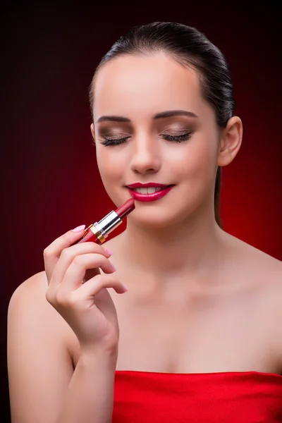 Donna con rossetto rosso nel concetto di bellezza — Foto Stock