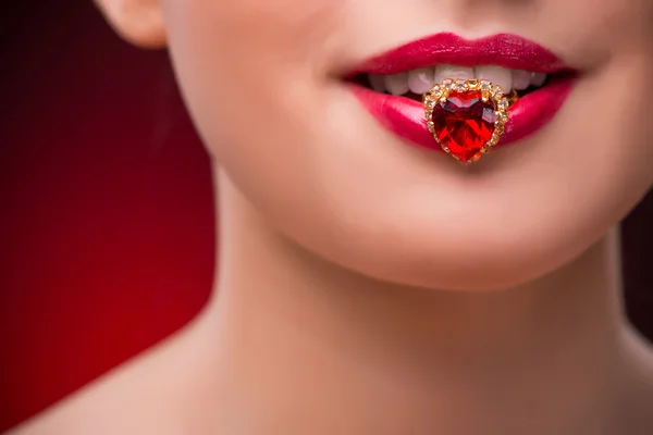 Mujer con bonito anillo en concepto de belleza —  Fotos de Stock