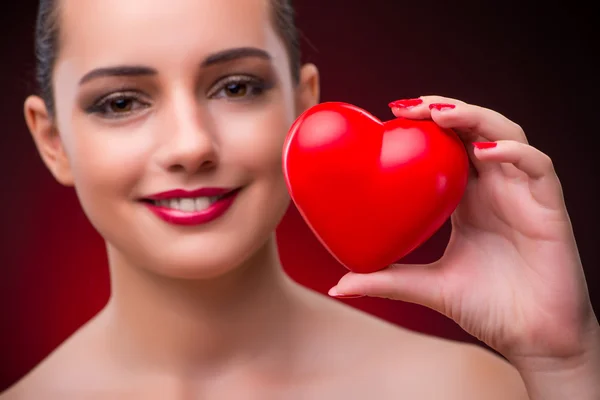 Kvinna med rött hjärta i romantiska koncept — Stockfoto