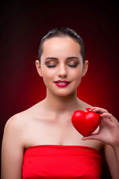 Mulher com coração vermelho no conceito romântico — Fotografia de Stock