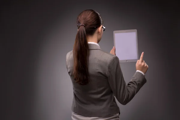 Young businesswoman working with tablet computer — Stock Photo, Image