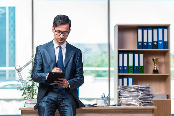 Homme d'affaires travaillant dans le bureau — Photo