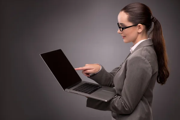 Junge Geschäftsfrau arbeitet mit Laptop in Geschäftskonzept — Stockfoto