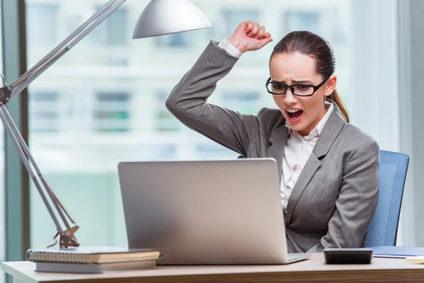 Affärskvinna sitter vid sitt skrivbord i affärsidé — Stockfoto