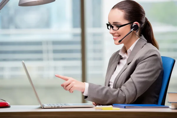 Call center operatör arbetar på hennes skrivbord — Stockfoto