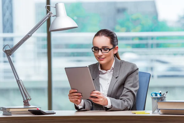 İş kadını iş kavramı içinde tablet bilgisayar ile çalışma — Stok fotoğraf