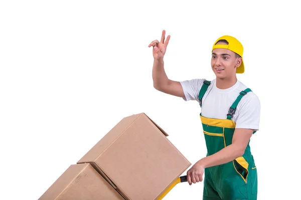 Молодой человек двигает коробки с телегой изолированы на белом — стоковое фото
