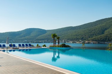 Aydınlık bir yaz gününde açık havada güzel bir yüzme havuzu.