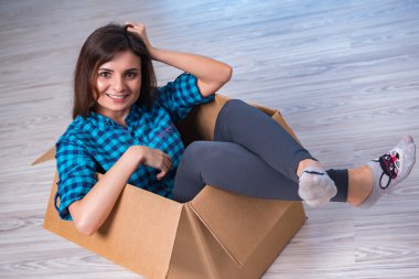 Hareketli ev kavramı kutusunda olan kadın