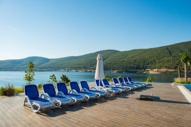 Aydınlık bir yaz gününde açık havada güzel bir yüzme havuzu.