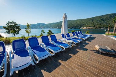 Aydınlık bir yaz gününde açık havada güzel bir yüzme havuzu.