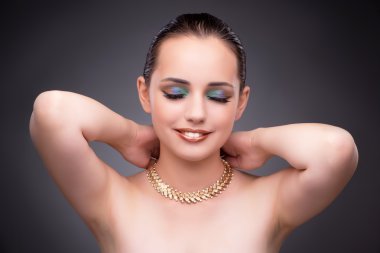 Güzel kadın göstermek uzakta onun mücevher moda kavramı