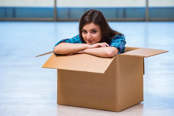 Young woman with box in moving house concept — Stock Photo, Image