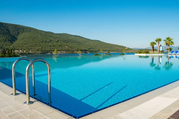 Гарний басейн на відкритому повітрі в яскравий літній день — стокове фото
