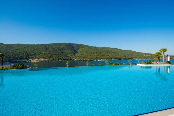 Bella piscina all'aperto nella luminosa giornata estiva — Foto Stock