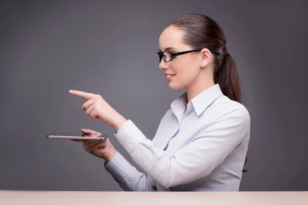 Businesswoman working on tablet computer — Stock Photo, Image